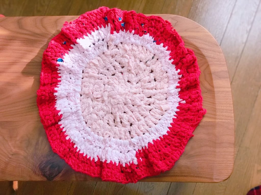 裂き編みで丸く編んだ様子